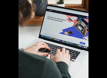 Choosing Between Online Store Builders and Agency-Built E-commerce Solutions: Finding the Perfect Fit for Your Business